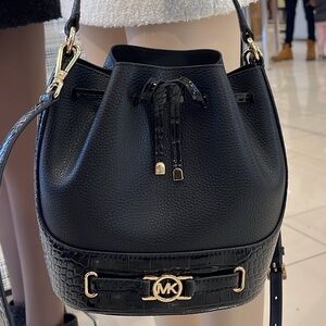 MICHAEL KORS 
Reed Medium Pebbled Leather Belted Bucket Messenger Satchel Crossb